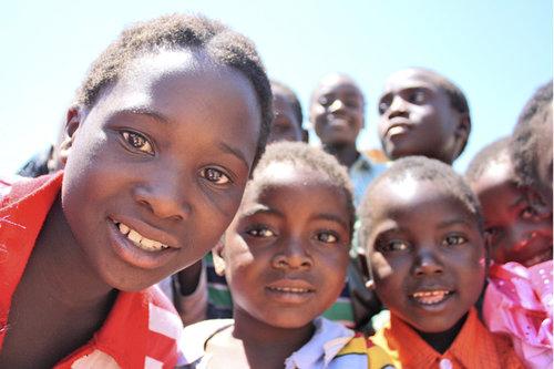 Lapsia Afrikasta katsoo kameraan. Hauhon seurakunta.